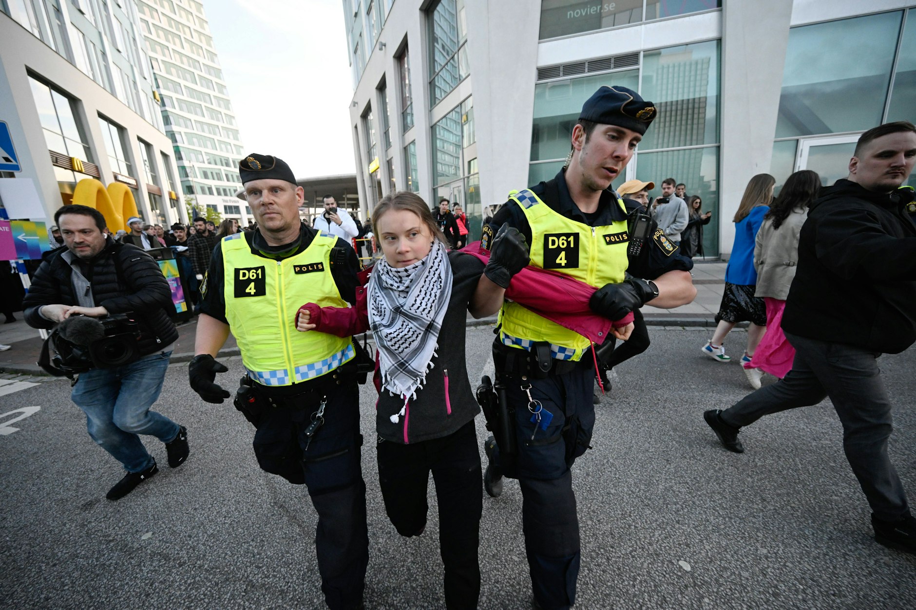 Die Klimaaktivistin Greta Thunberg wird am Samstag, den 11. Mai 2024, in Malmö, Schweden, von der Polizei weggetragen. Die Demonstration richtete sich gegen die Teilnahme Israels an der 68. Ausgabe des Eurovision Song Contest in der Malmö Arena.