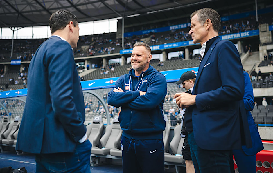 Worauf sich Sportdirektor Benjamin Weber, Trainer Pal Dardai und Geschäftsführer Thomas E. Herrich (v.l.) in ihren Gesprächen geeinigt haben, ließ Hertha BSC vor und nach dem Spiel offen.