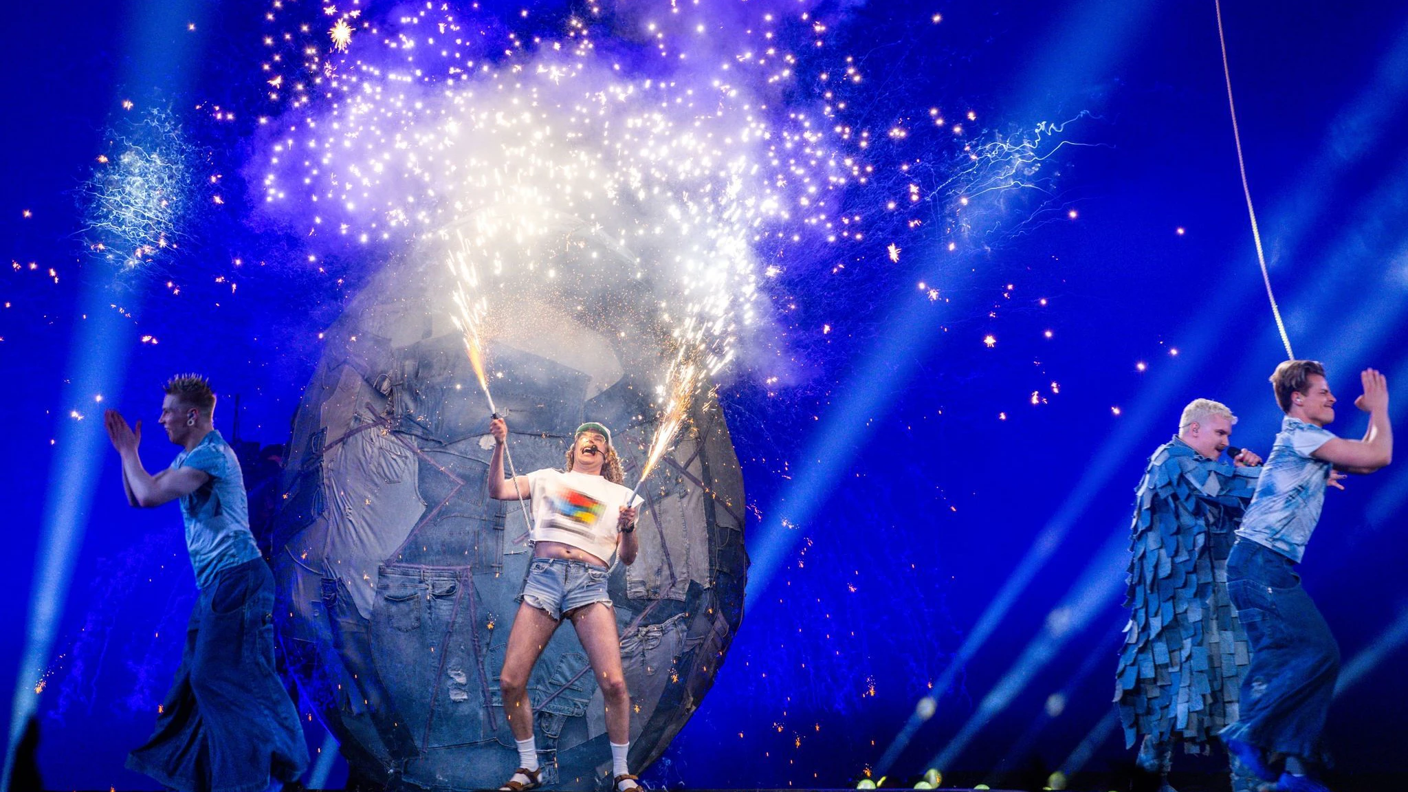 Extravagante Show: Windows95man aus Finnland mit dem Titel No rules.