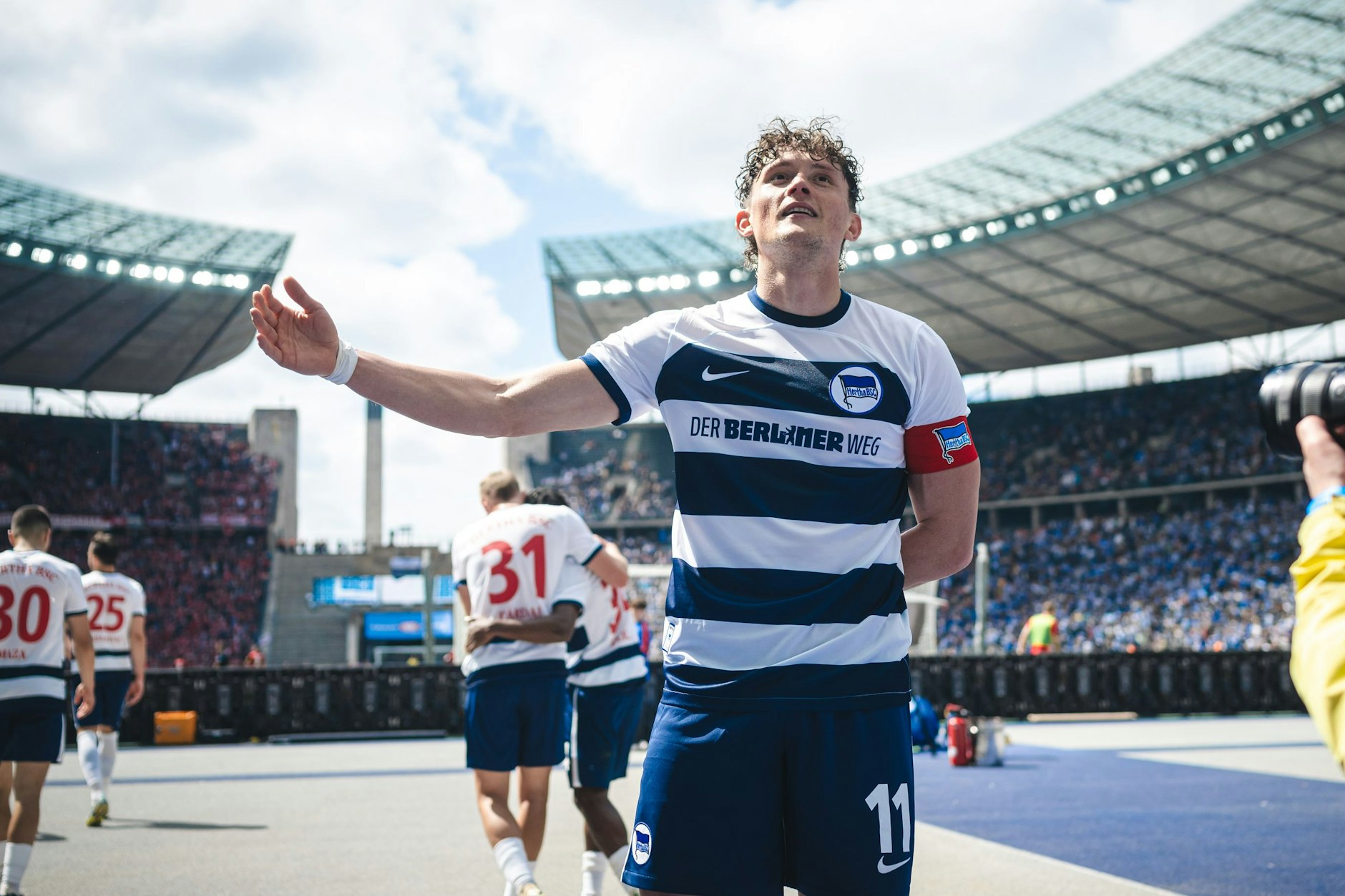 Herthas Fanliebling verneigt sich nach seinem Traumtor zum 3:1 vor den Anhängern in der Ostkurve. 