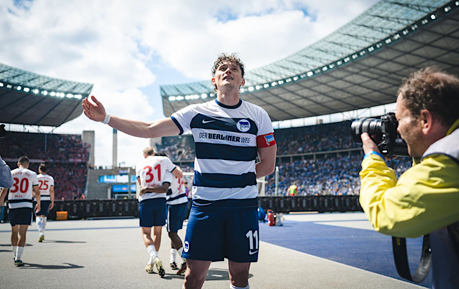 Herthas Fanliebling verneigt sich nach seinem Traumtor zum 3:1 vor den Anhängern in der Ostkurve.&nbsp;