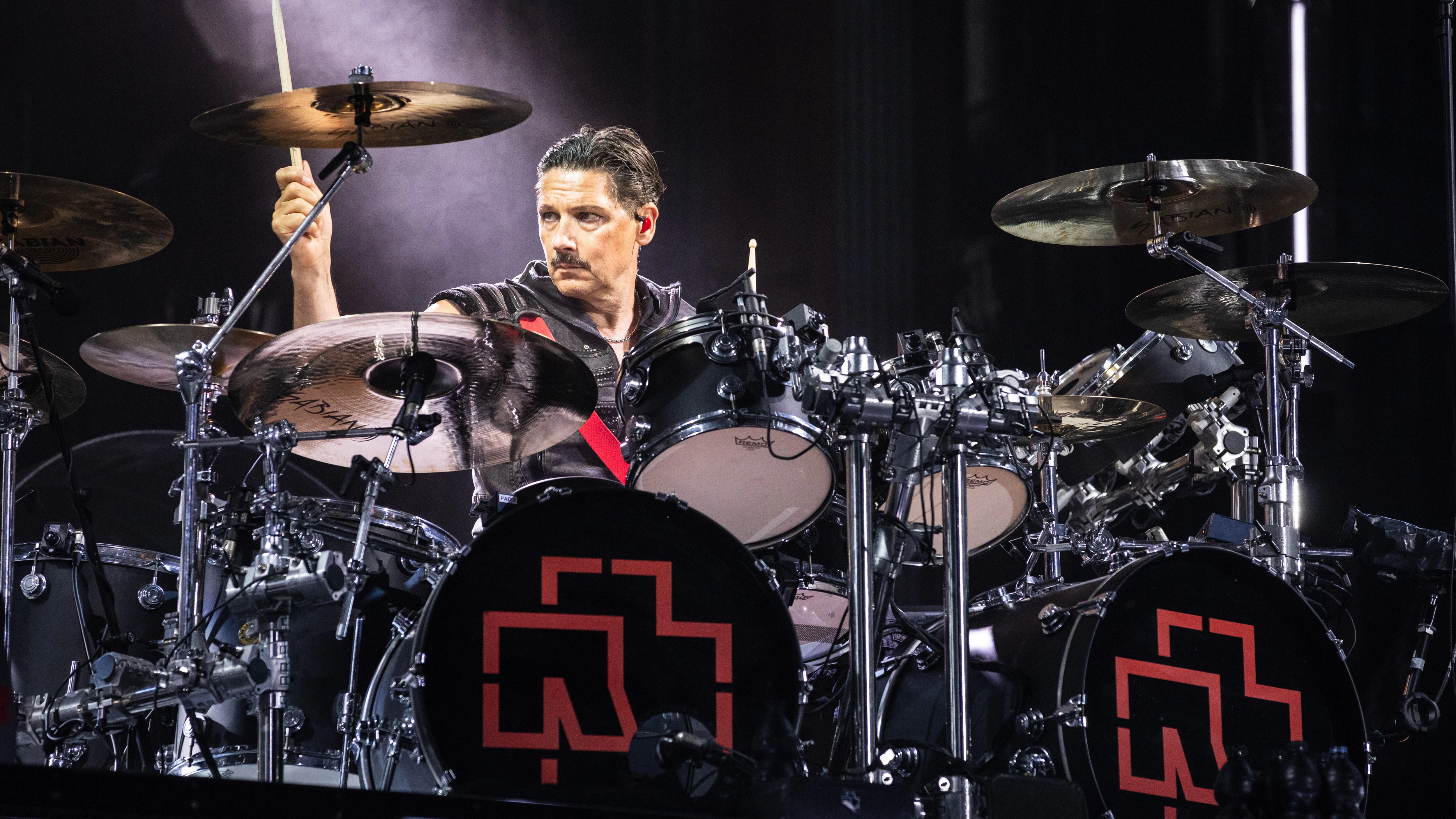 Rammstein-Schlagzeuger Christoph Schneider feierte beim ersten Konzert der Tour seinen Geburtstag.