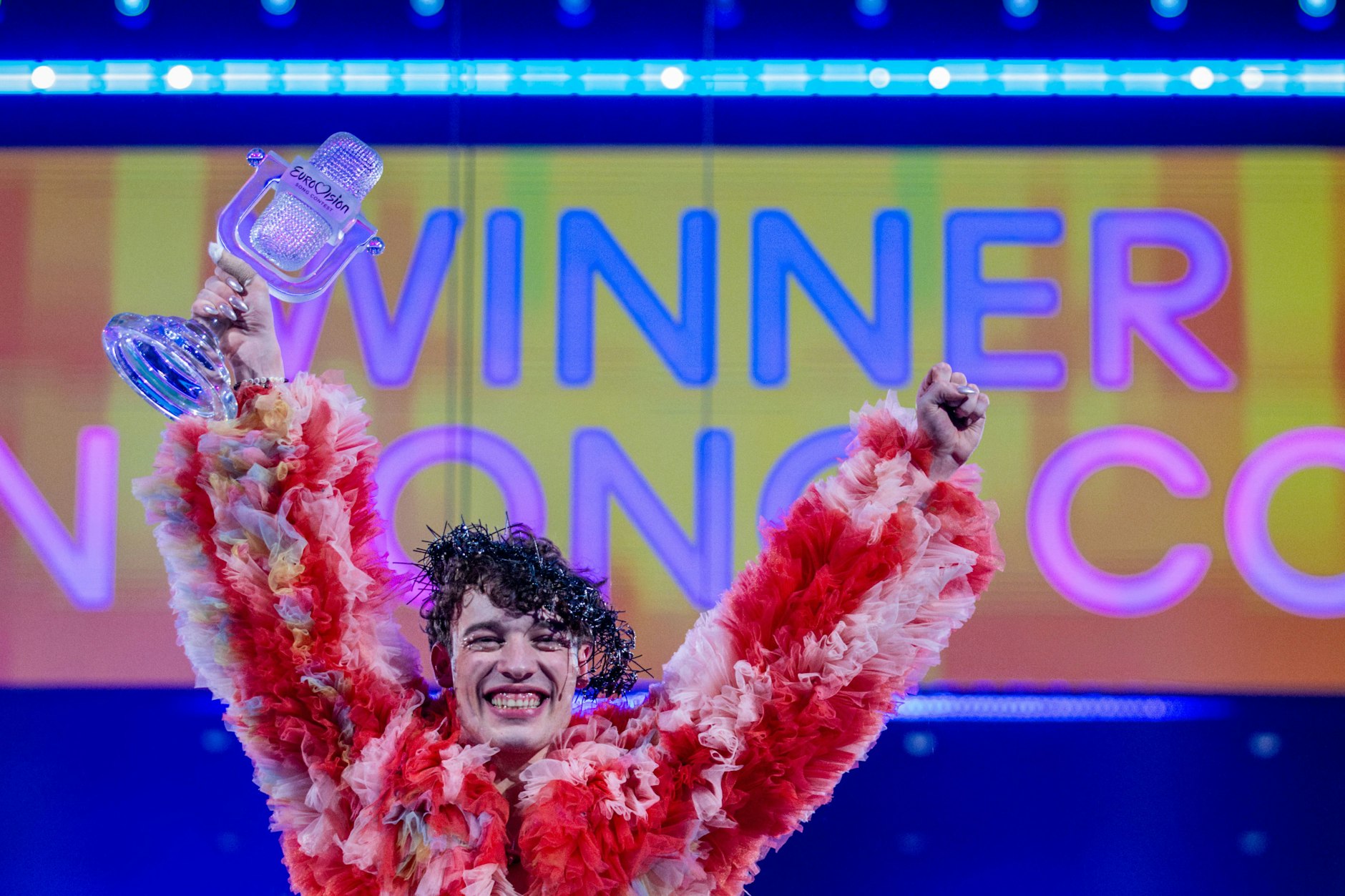 Beim Jubel über den Sieg beim ESC ging die Glastrophäe zu Bruch. Doch Nemo bekommt natürlich Ersatz.