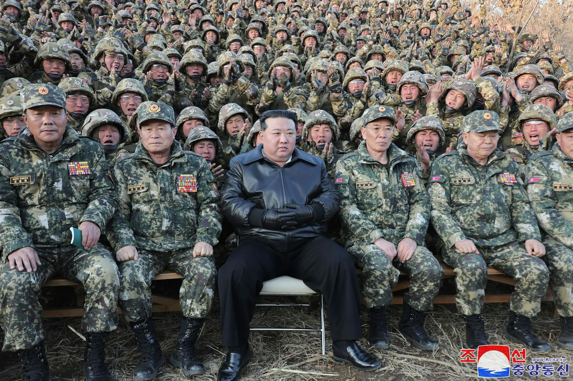 Sie garantieren die Macht der Dynastie: der nordkoreanische Machthaber Kim Jong-un (M.) inmitten seiner Soldaten.