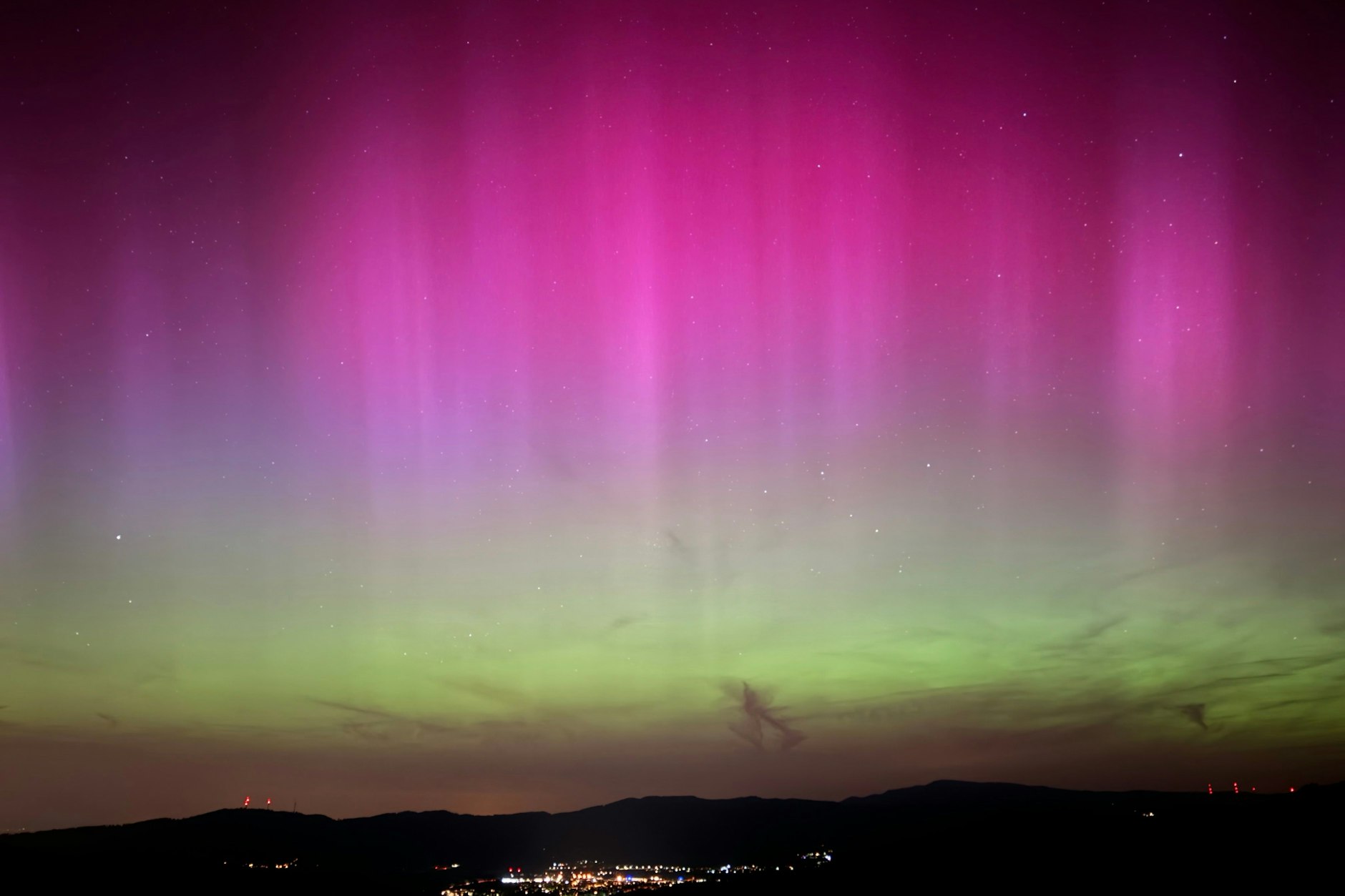 Polarlichter über dem Dreisamtal bei Oberried nahe Freiburg im Schwarzwald.