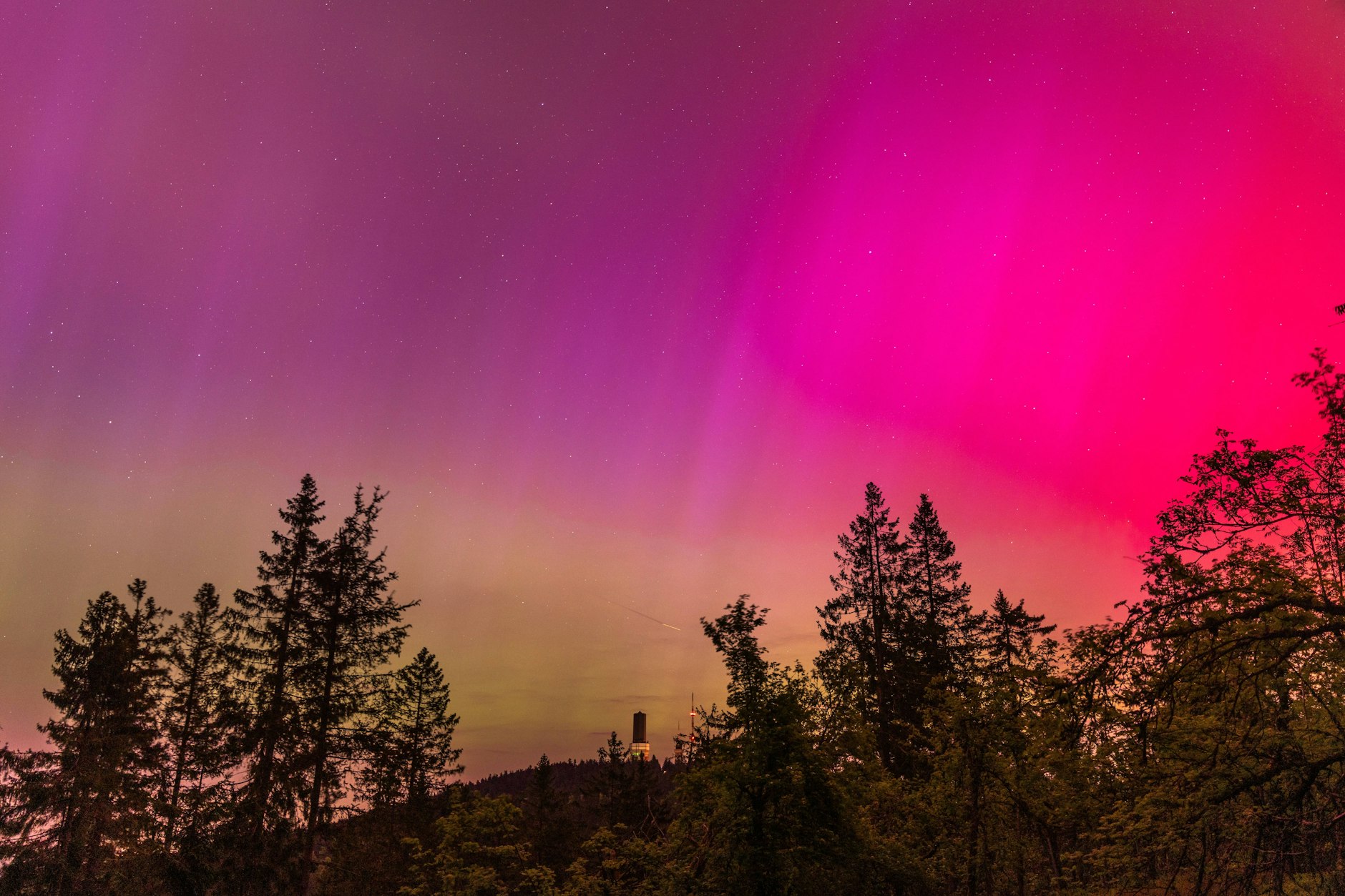 Polarlichter unterhalb des Großen Feldbergs im Taunus.