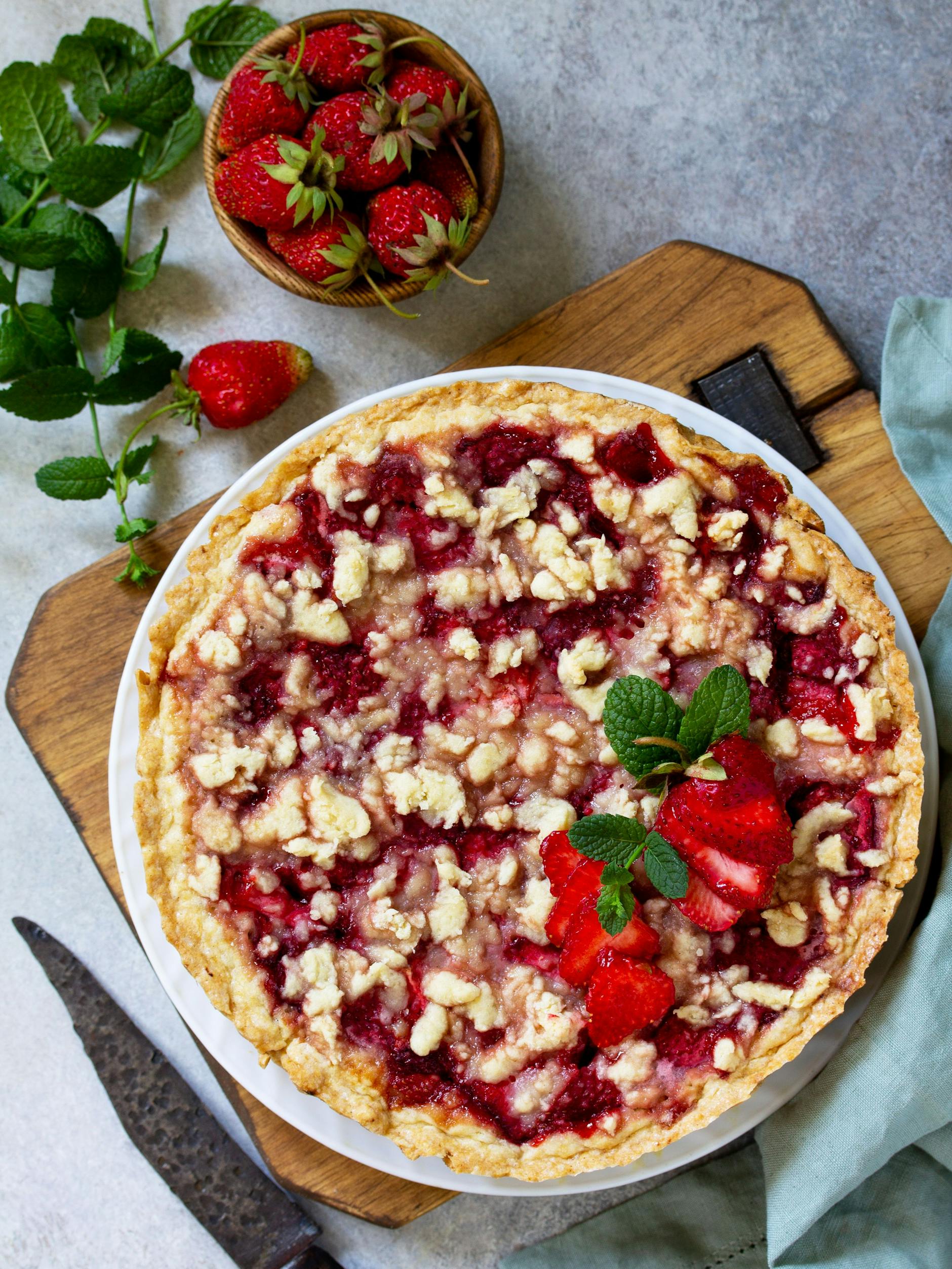 Wer den köstlichen Erdbeerkuchen nach diesem Rezept einmal gebacken hat, wird ihn immer wieder zubereiten.