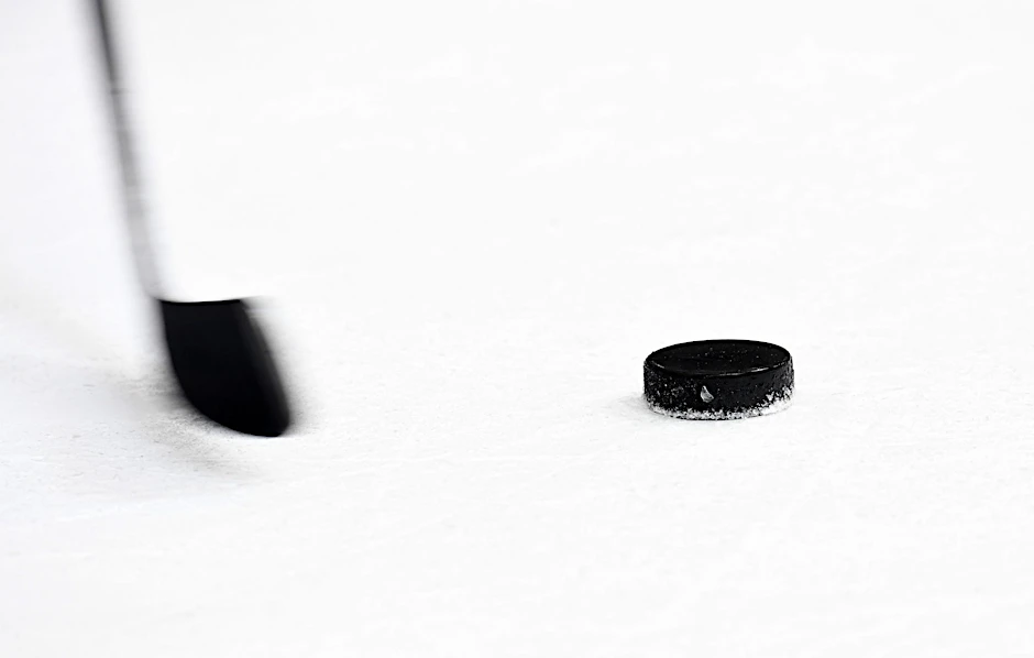 ARCHIV - Ein Puck auf dem Eis.  
