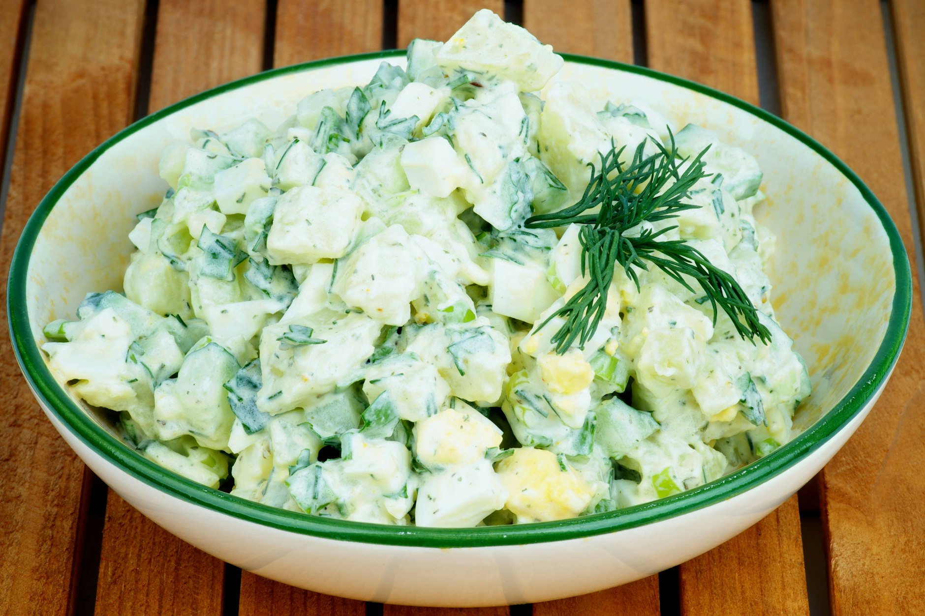 Kartoffelsalat mit grüner Gurke: Der passt zum Abendessen genauso wie zum Grillfest. 