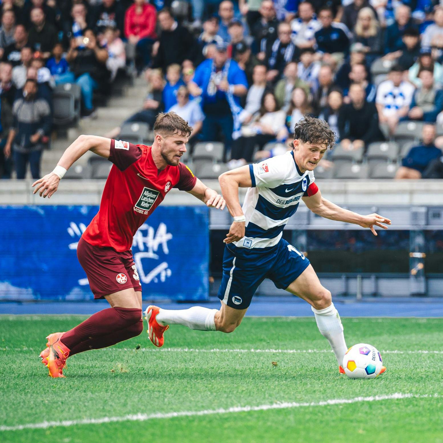 Herthas Flügelflitzer Fabian Reese im Duell mit Kaiserslauterns Ben Zolinski.