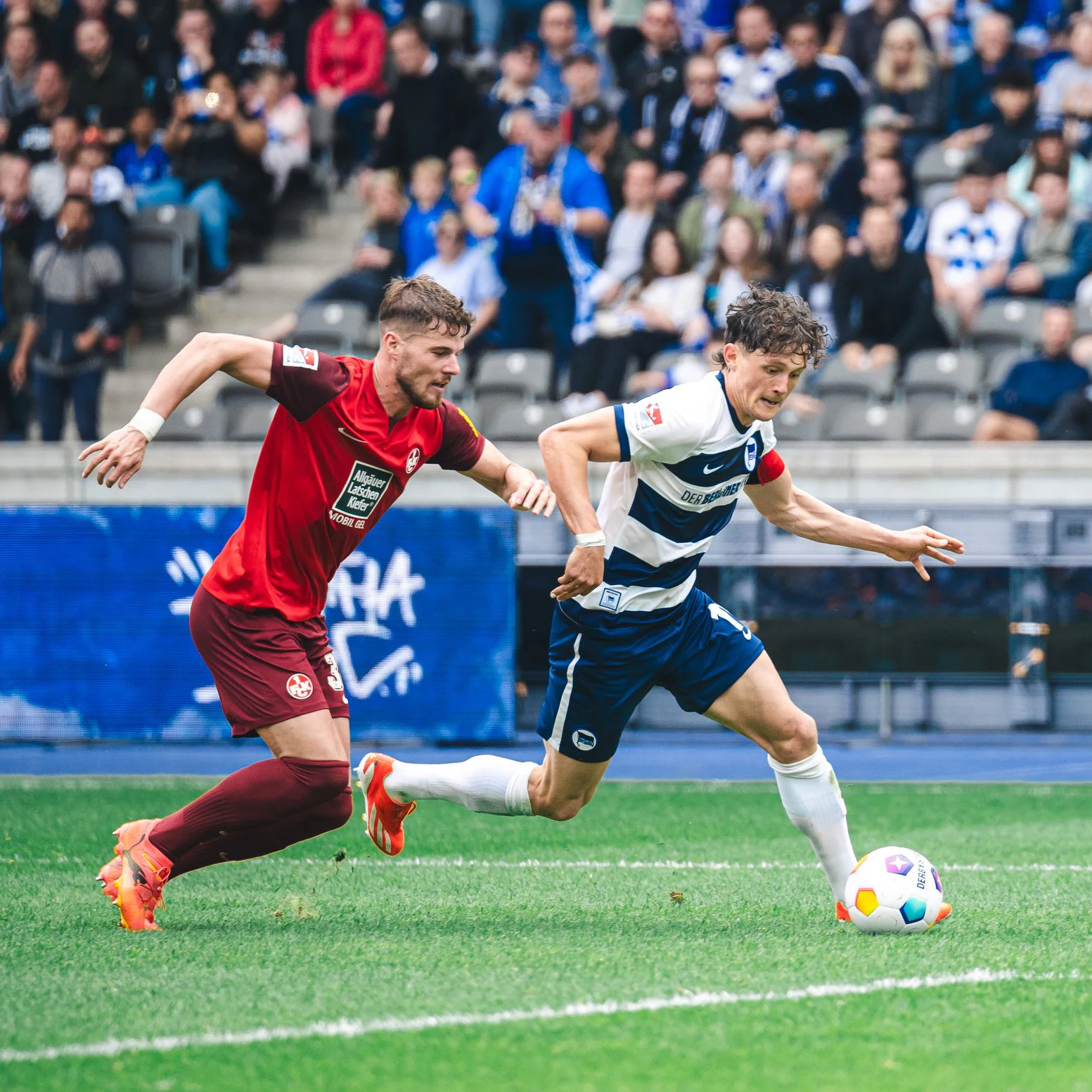 Herthas Flügelflitzer Fabian Reese im Duell mit Kaiserslauterns Ben Zolinski.