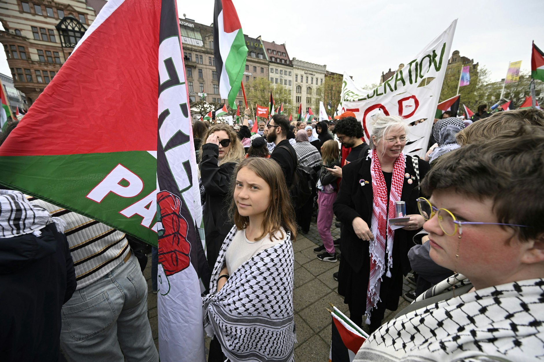 09.05.2024, Schweden, Malmö: Die schwedische Klimaaktivistin Greta Thunberg (21) nimmt an der „Stop Israel“-Demonstration teil, die forderte, Israel wegen seines Verhaltens im Krieg gegen die Hamas vom Eurovision Song Contest auszuschließen.