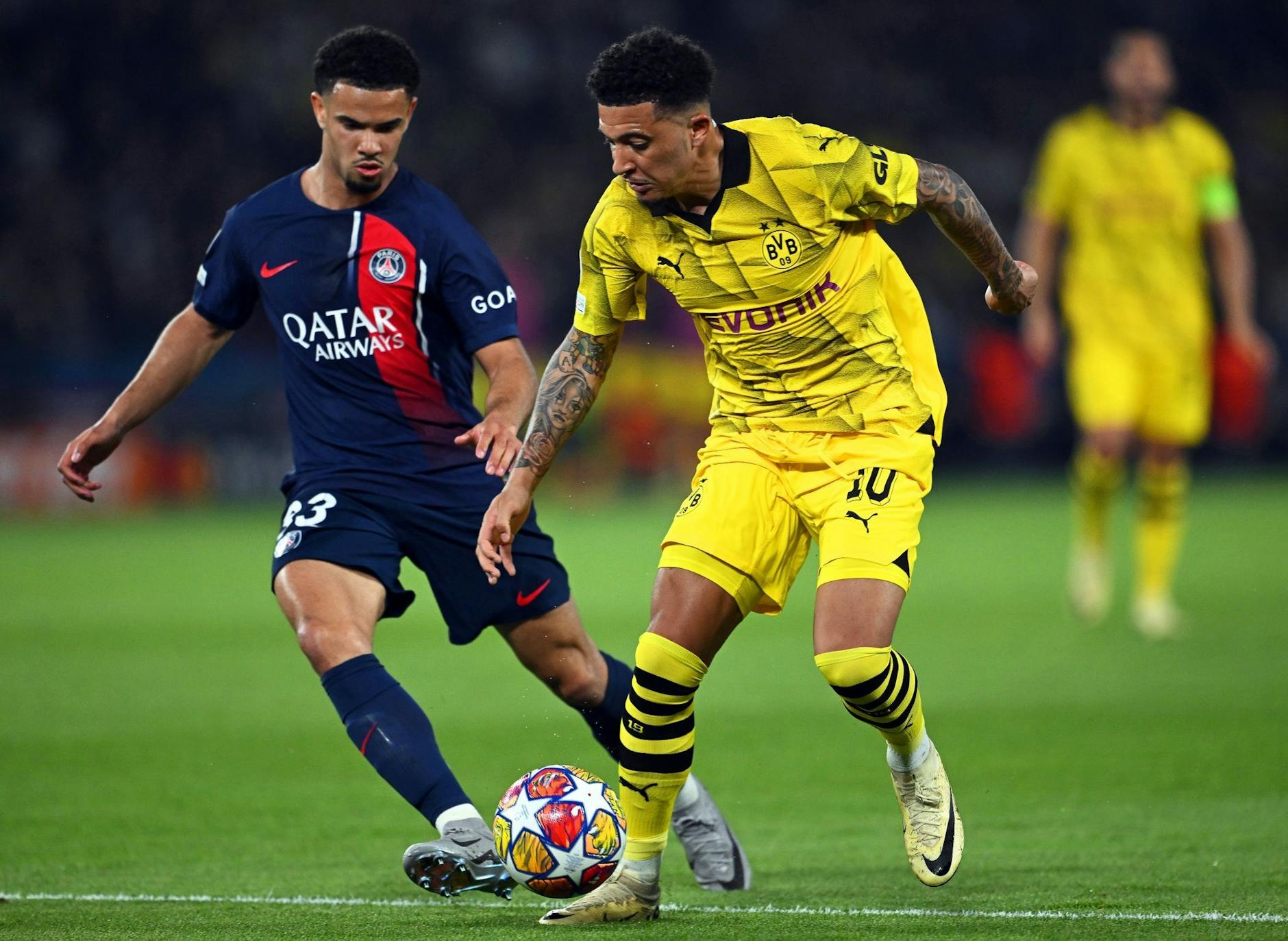 Dortmunds Jadon Sancho (r) im Zweikampf mit Warren Zaire-Emery von Paris.