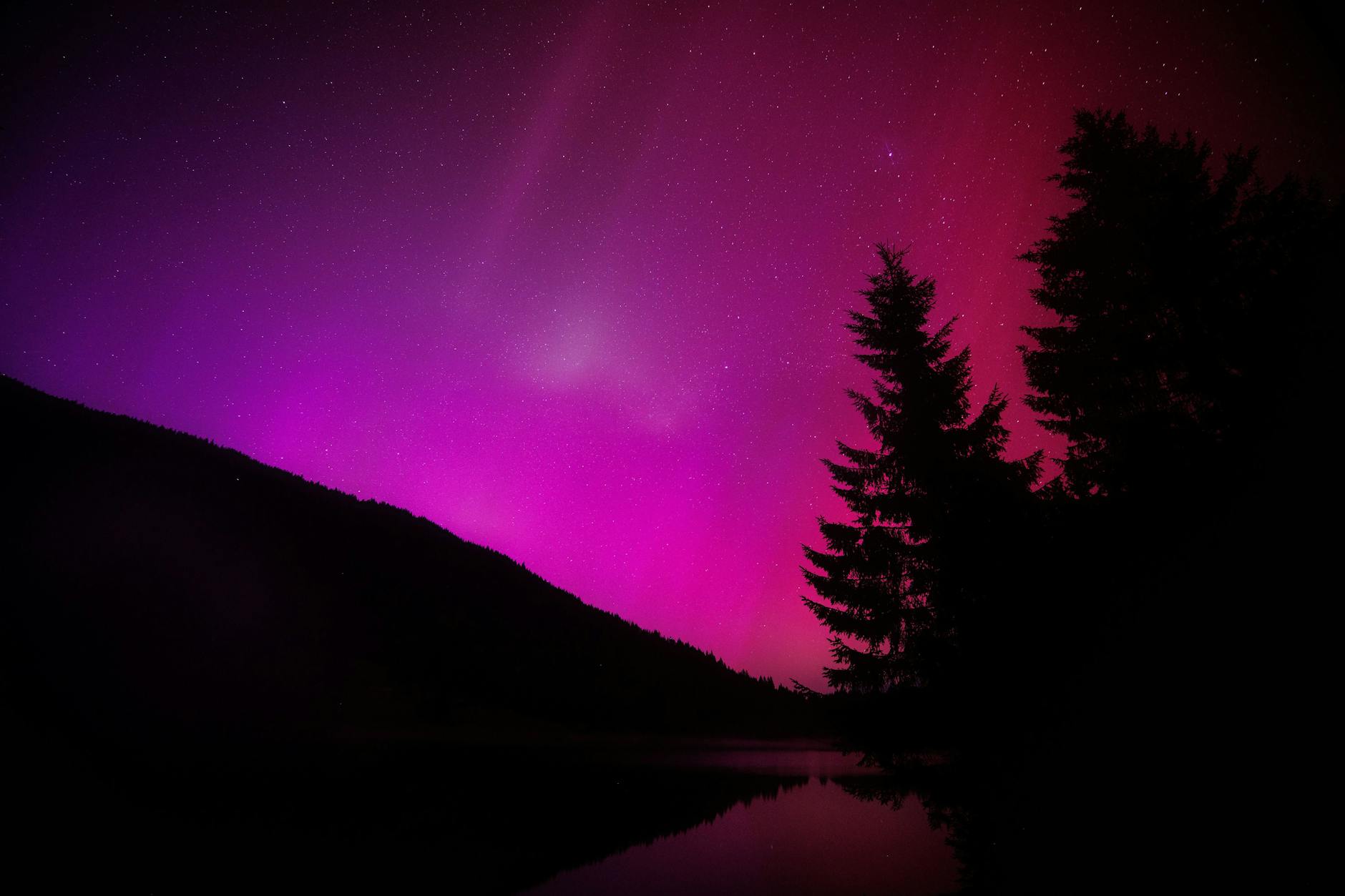 Bayern, Krün: Polarlichter (Aurora borealis) leuchten am nächtlichen Himmel über dem Wagenbrüchsee.