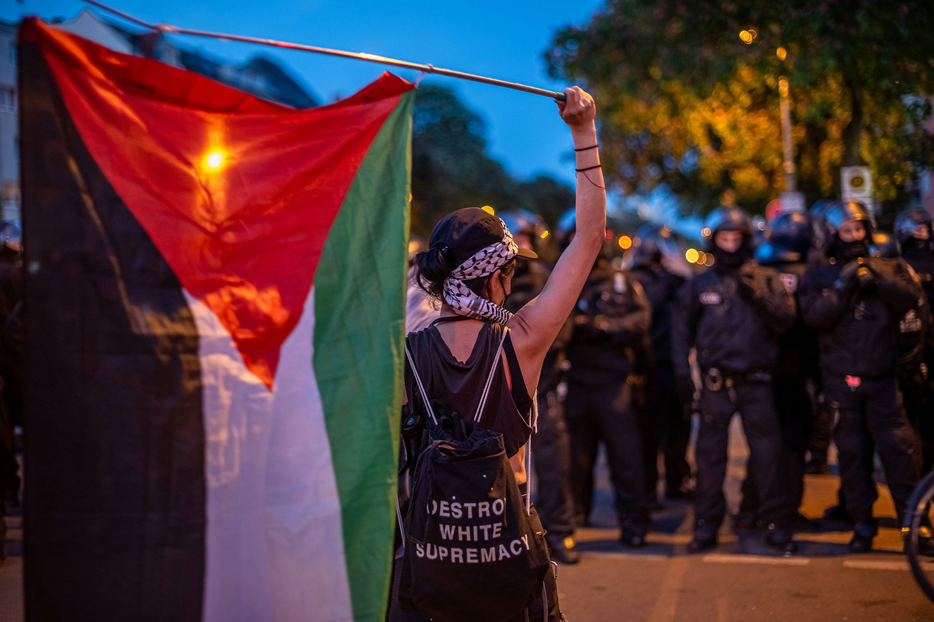 In Kreuzberg nahmen mehr als 1500 Menschen an einer pro-palästinensischen Demo teil. Es kam zu Flaschenwürfen und antisemitischen Parolen. Mehrere Polizisten wurden verletzt. (Archivbild vom 1. Mai in Berlin)