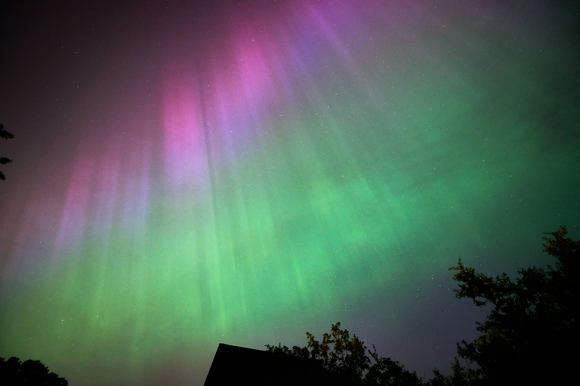 Diese Polarlichter wurden über Niedersachsen aufgenommen.