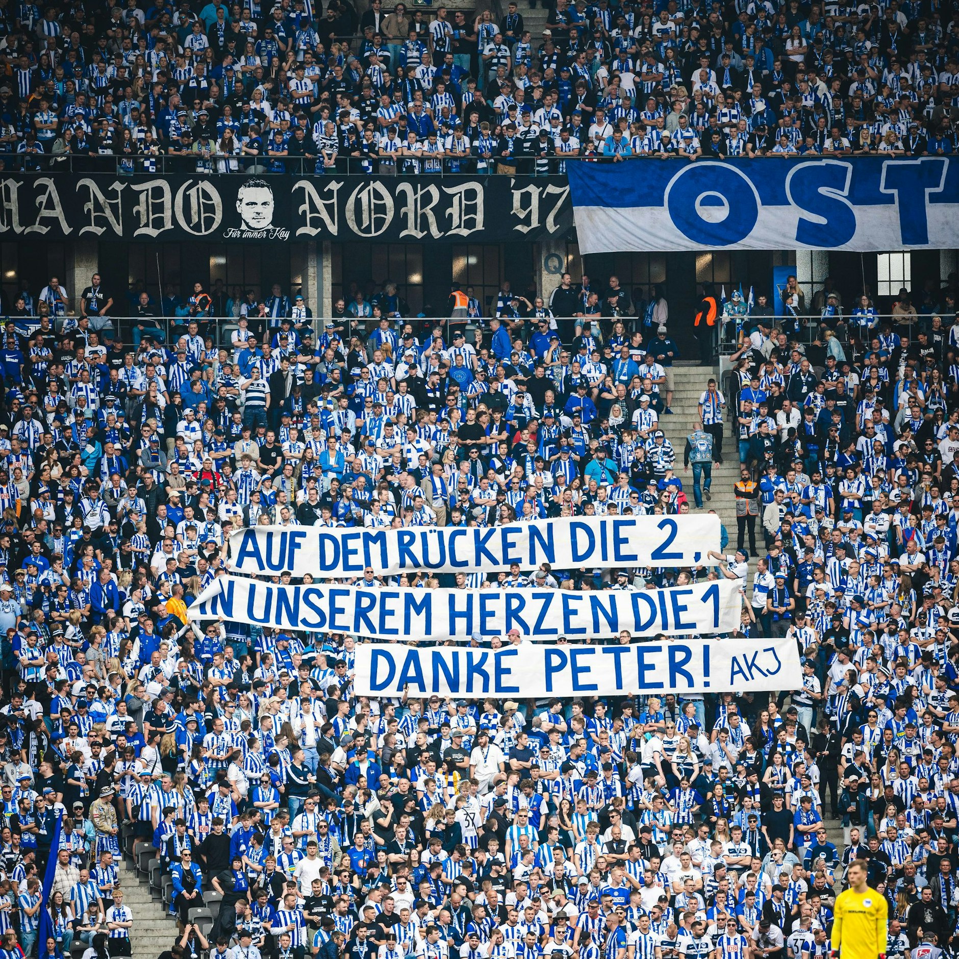 Vereinstreue zahlt sich aus. Herthas Fans bedankten sich mit einem riesigen Banner bei Peter Pekarik.