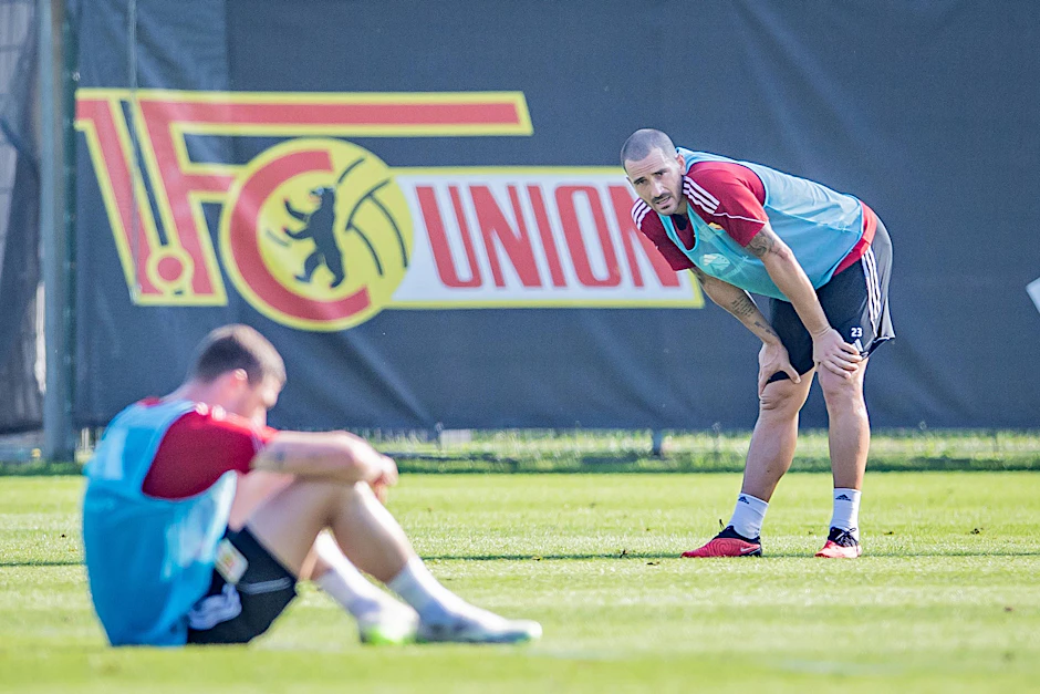 Leonardo Bonucci (r.) spielt seit Januar für Fenerbahce. Dem 1. FC Union drückt er aber im Abstiegskampf die Daumen und muntert Robin Gosens (l.) auf.&nbsp;