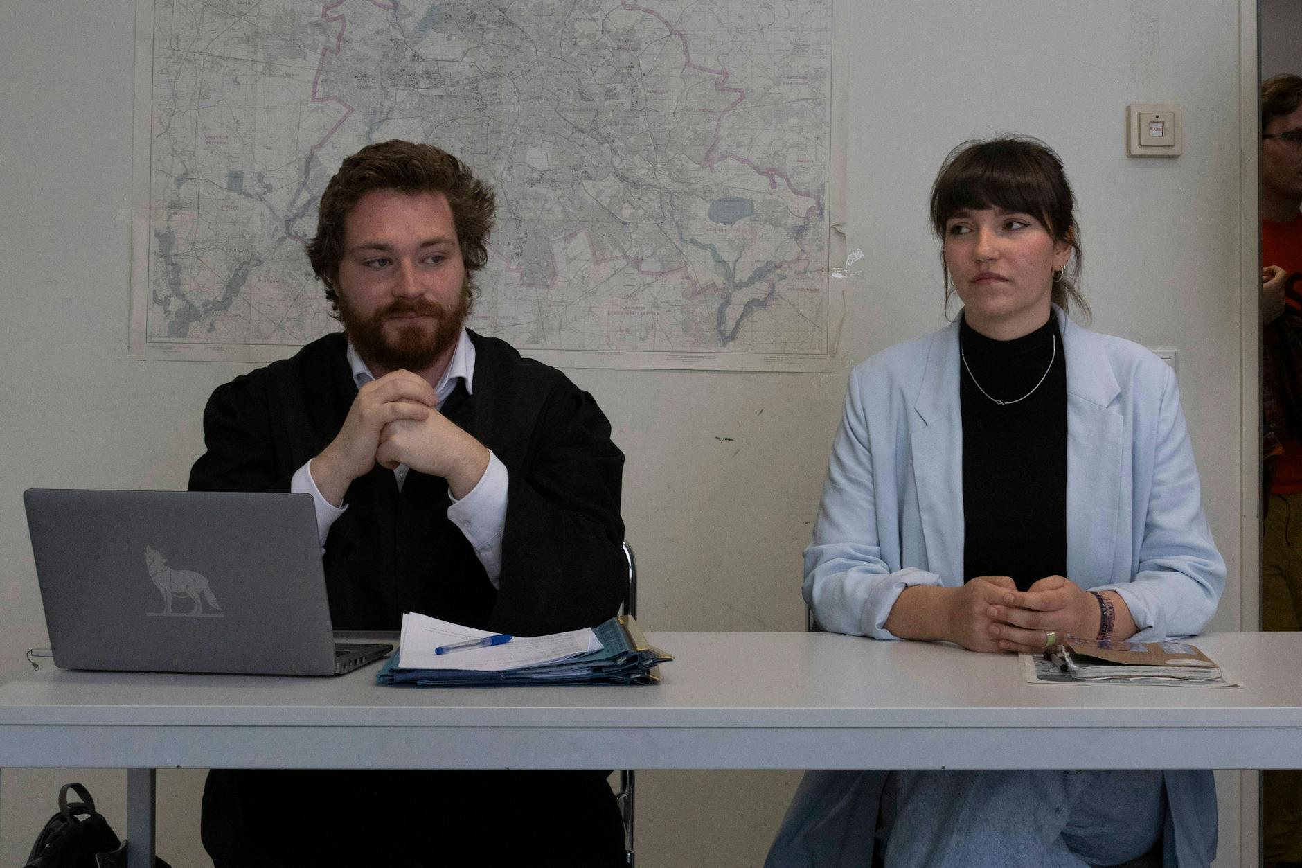 Die Angeklagte Carla Hinrichs mit ihrem Verteidiger. Es geht im Amtsgericht Tiergarten um Nötigung und Widerstand gegen Vollstreckungsbeamte.