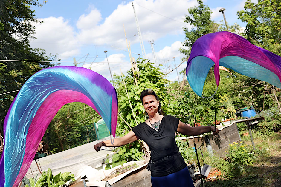 Die Feuerkünstlerin: Anja Hübschle schneidert, inszeniert Feuershows und beackert einen Garten.