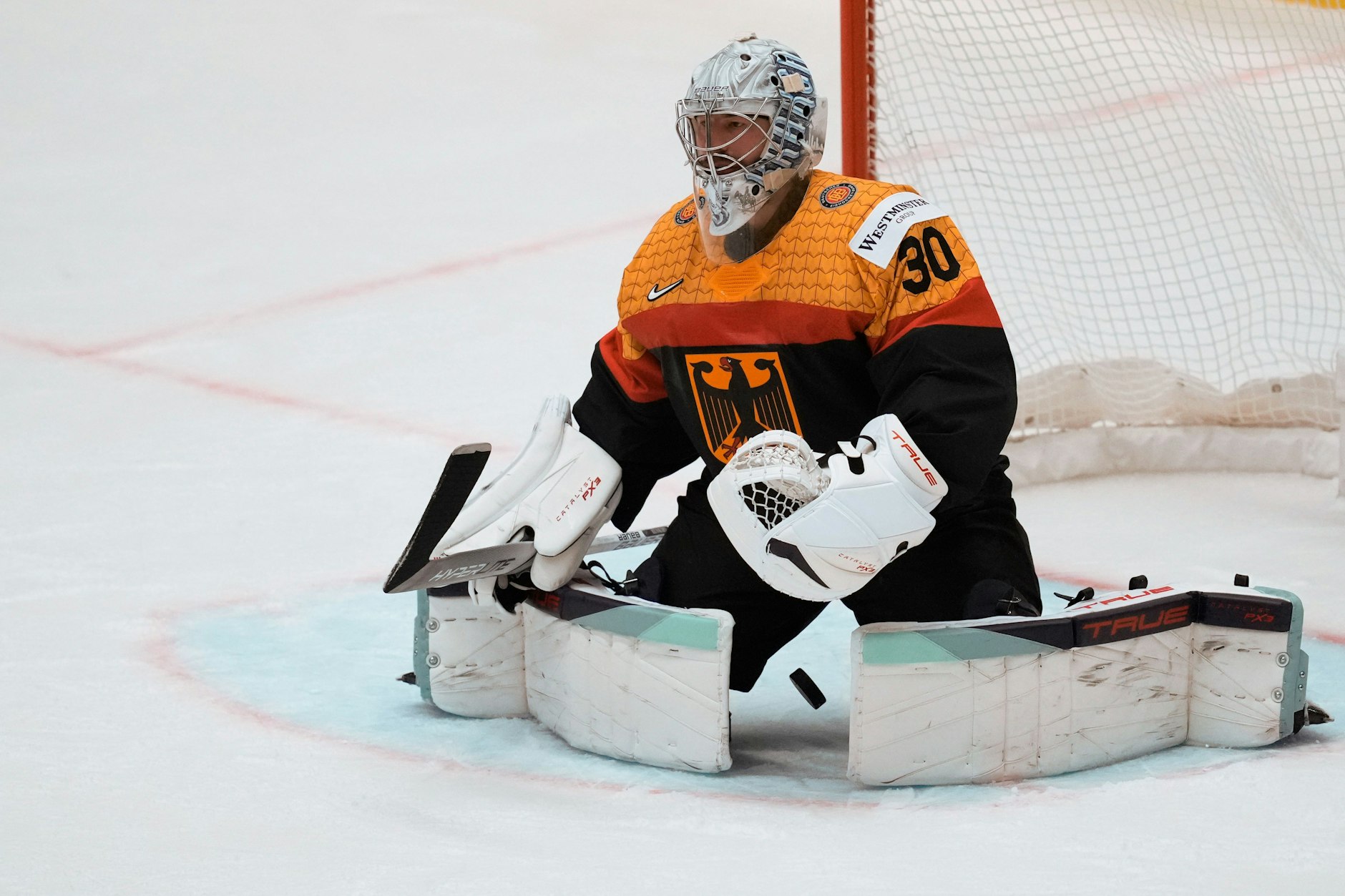 Der deutsche Torhüter Philipp Grubauer hier nach dem 0:3, gegen die Schweden hatte er keine Chance.