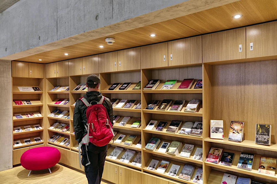 In der Schiller-Bibliothek werden selbstgeschriebene Geschichten von Grundschülern ausgestellt.&nbsp;