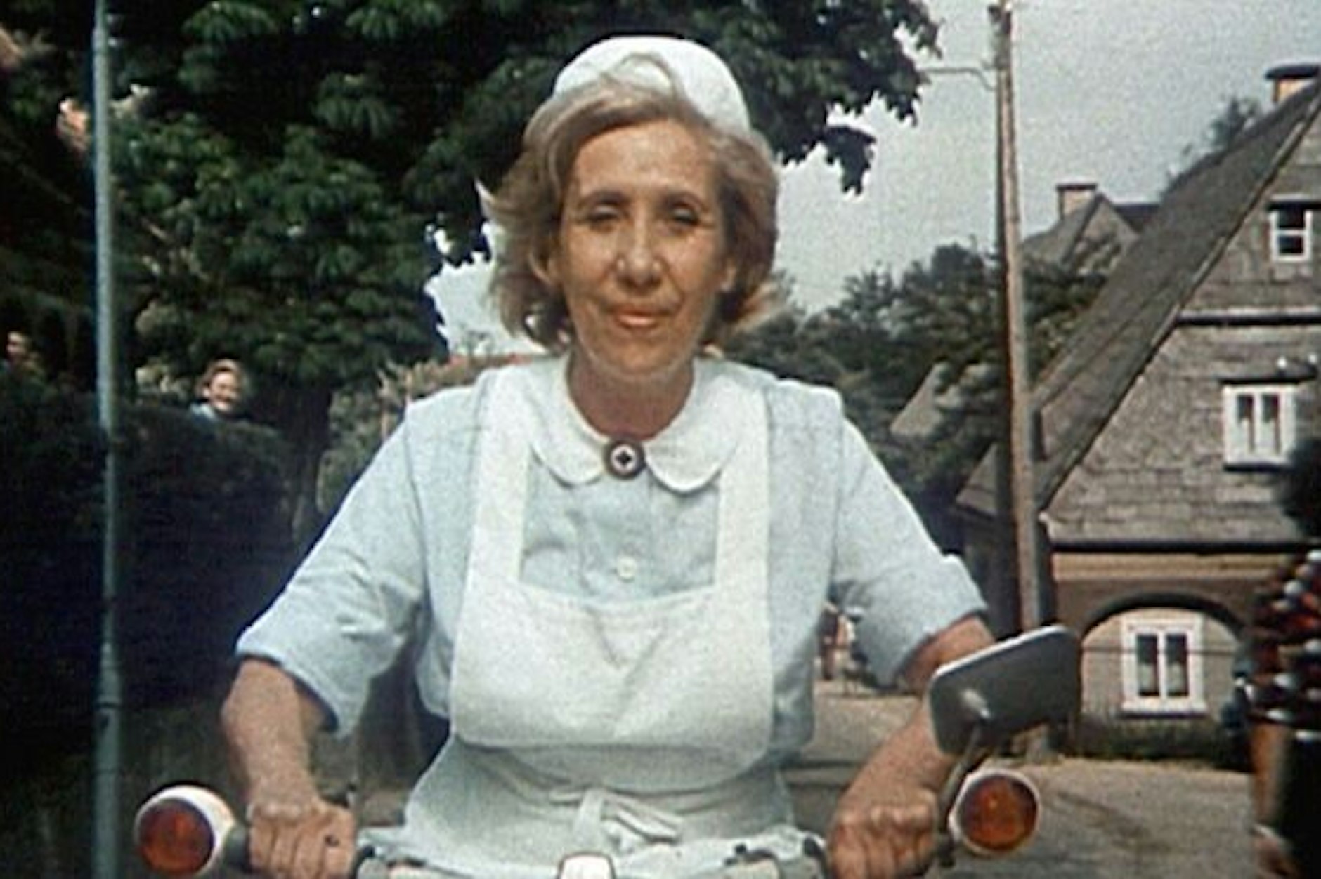 Agnes Kraus als Schwalbe fahrende Schwester Agnes im gleichnamigen DDR-Fernsehfilm