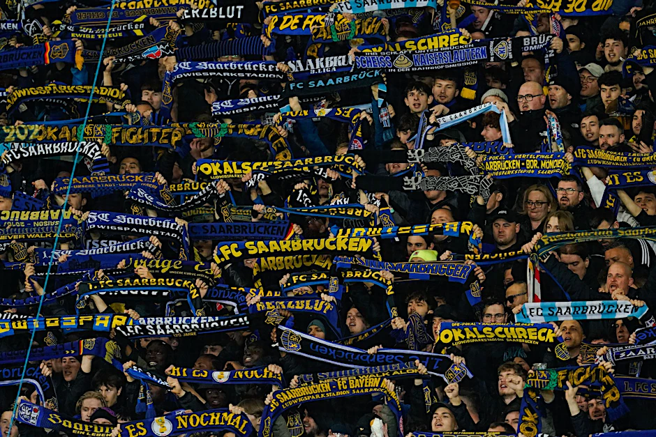 Fans von Saarbrücken feuern ihre Mannschaft an.  