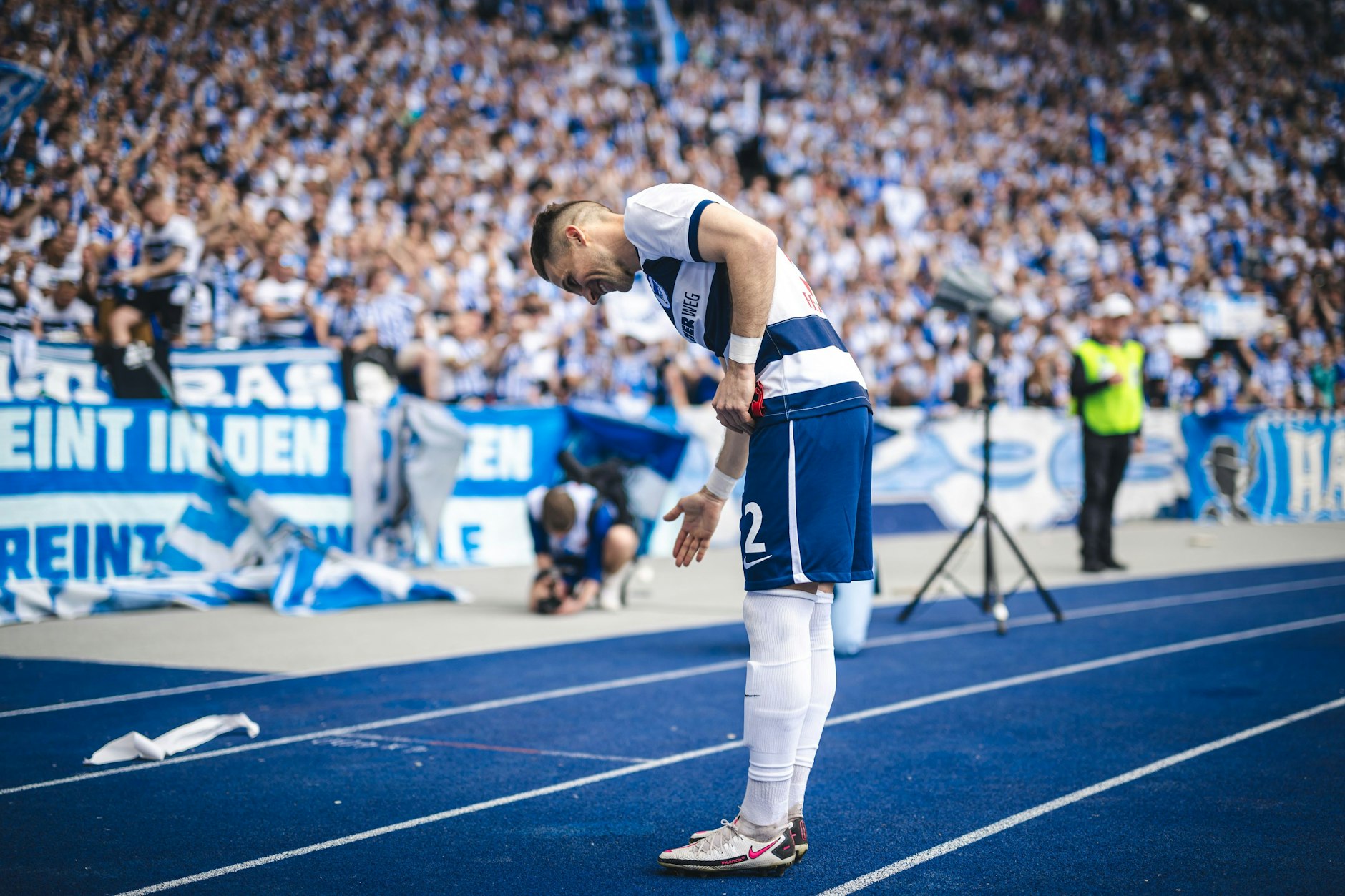 Peter Pekarik verneigte sich nach seinem letzten Spiel für Hertha BSC gegen Kaiserslautern vor den Fans in der Ostkurve.