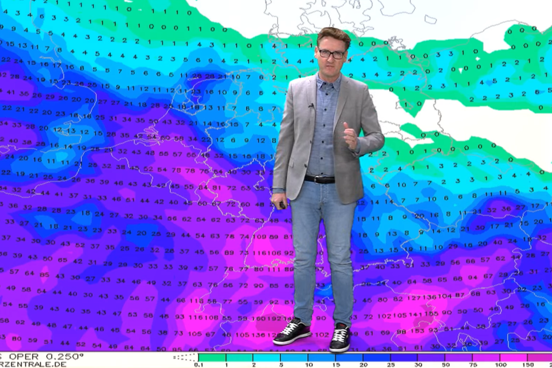 Meteorologe Dominik Jung von wetter.net warnt vor Unwettern mit Starkregen - vor allem über die Pfingsttage kann das Wetter unberechenbar werden.