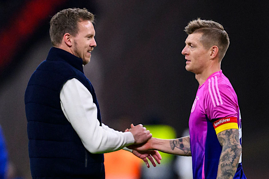 ARCHIV - Mit dem Comeback von Toni Kroos (r) kehrte die DFB-Elf im März in die Erfolgsspur zurück.  