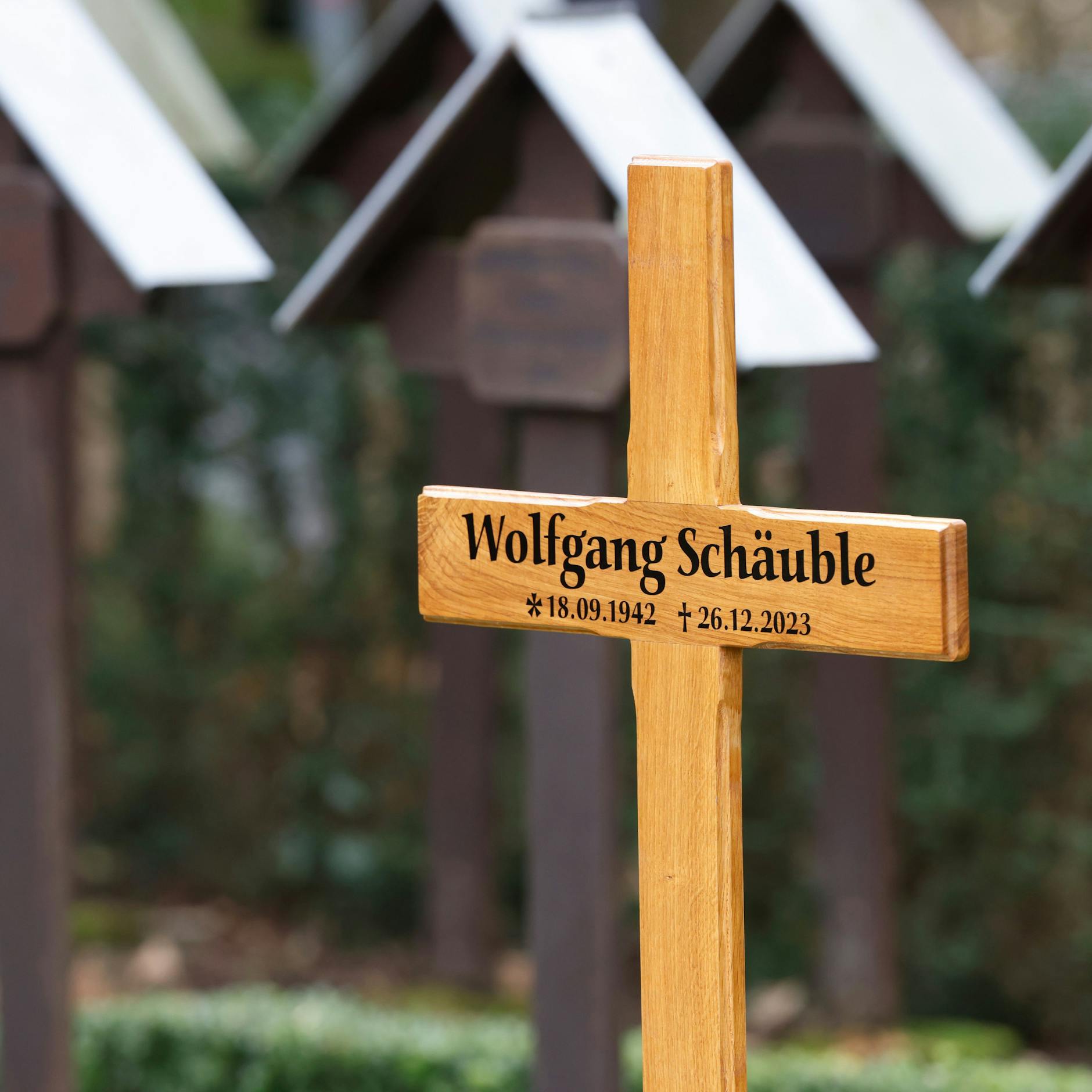 Image - Wolfgang Schäuble: Unbekannte graben metertiefes Loch in Grab von CDU-Politiker