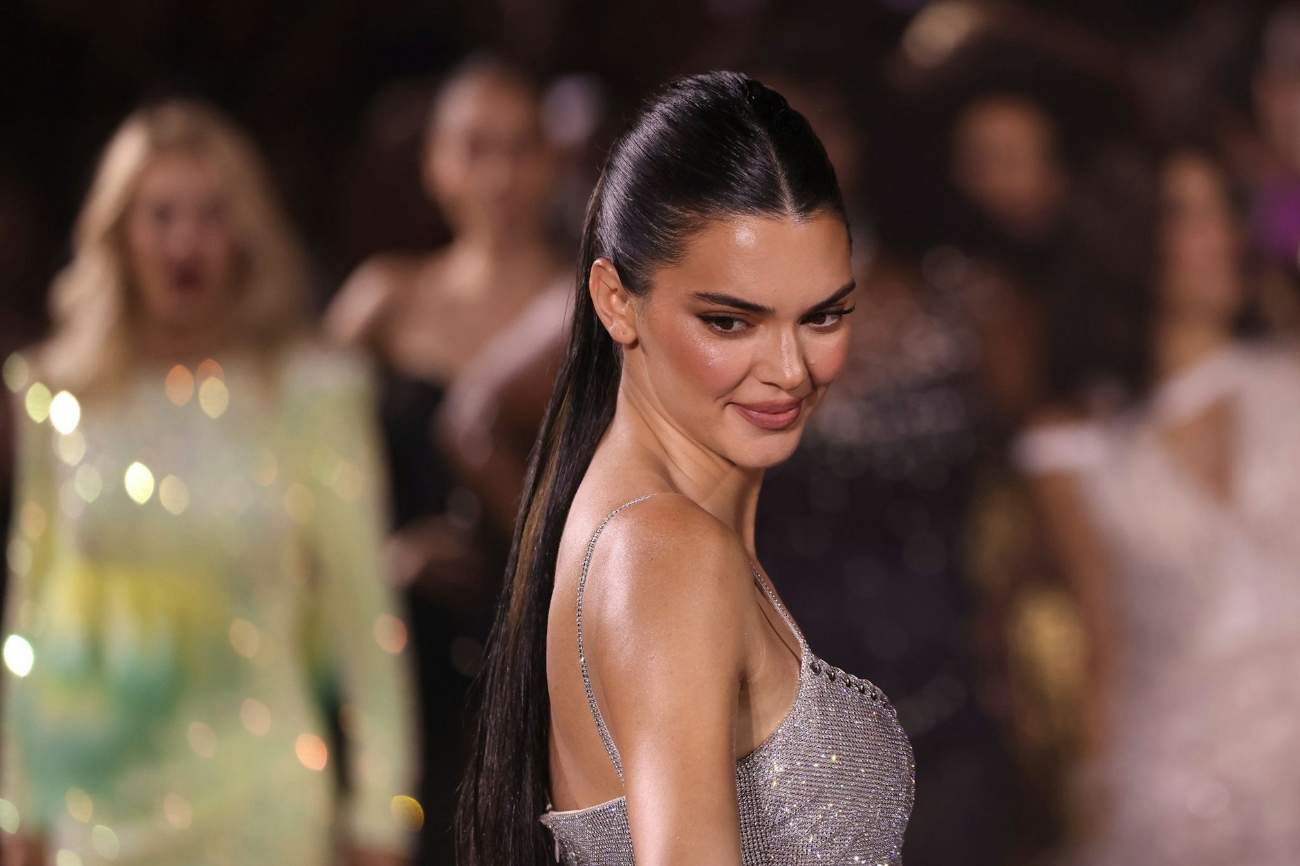 ARCHIV - Kendall Jenner trägt eine Kreation von L'Oreal auf der Paris Fashion Week. Aktuell sieht sich das Model in einem emotionalen Tief (Archivbild).
