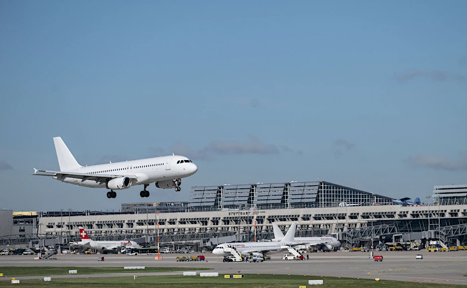 ARCHIV - Den Flugverkehr klimaschonender auszurichten ist laut einer Studie äußerst schwierg.  