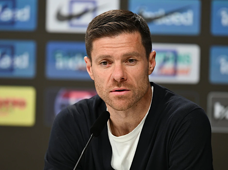 Leverkusens Cheftrainer Xabi Alonso spricht während einer Pressekonferenz.  