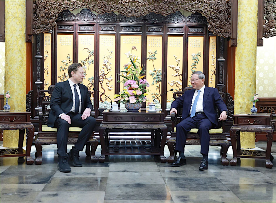 dpatopbilder - Der chinesische Premierminister Li Qiang trifft sich in Peking mit Elon Musk (l.).  