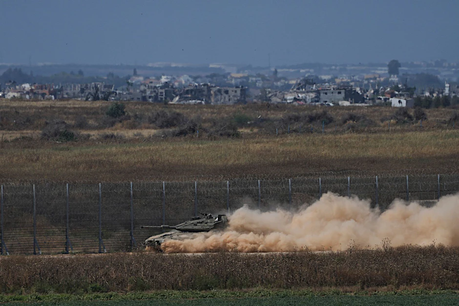 Ein israelischer Panzer bewegt sich in der Nähe der Grenze zwischen Israel und Gaza.  