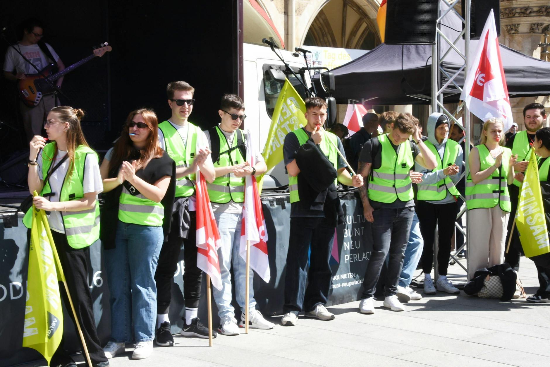 Auszubildende verlangen pro Monat 185 Euro mehr. Die Deutsche Telekom AG geht auf diese Forderung bisher nicht ein und zahlt lieber eine Inflationsprämie.