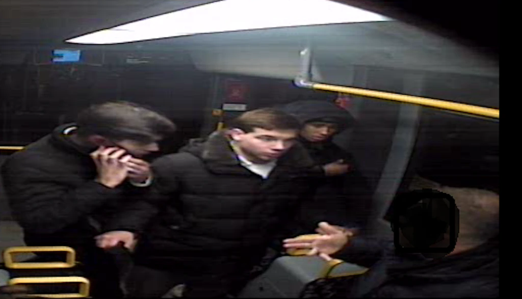 Berliner Polizei fahndet nach Räubern aus der Tram – wer kennt diese Männer?