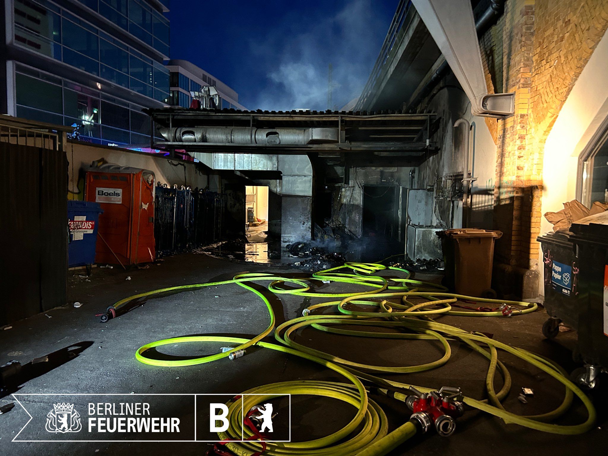 Feuer am Alexanderplatz legt Bahn-Linien lahm – Verdächtiger festgenommen