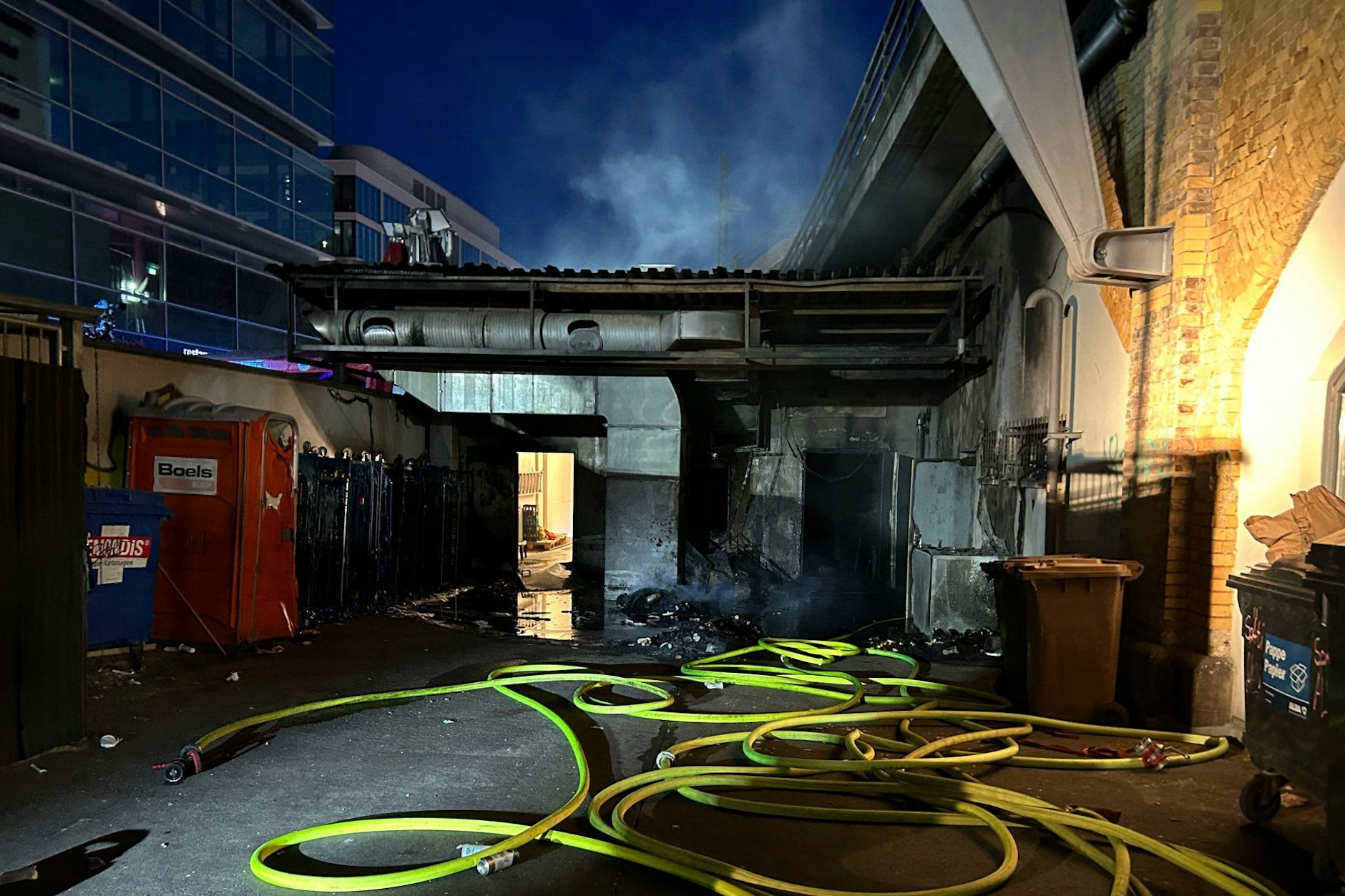 Am frühen Montagmorgen kam es zu einem Brand in einem Lagerraum am Bahnhof Alexanderplatz.