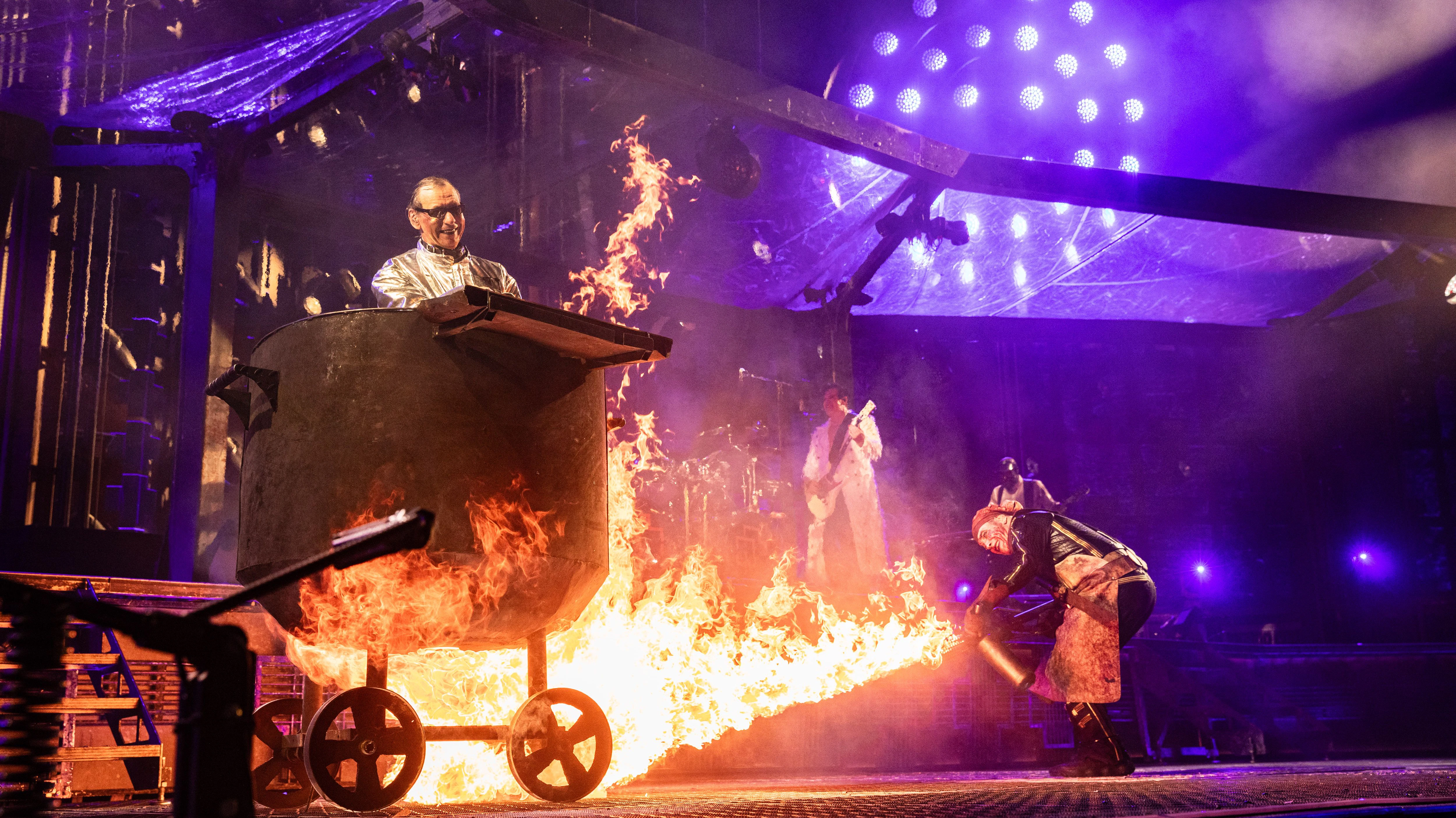 Ein Klassiker der Rammstein-Shows: Christian „Flake“ Lorenz, der Keyboarder von Rammstein, wird von Till Lindemann mit einem Flammenwerfer gebrutzelt.