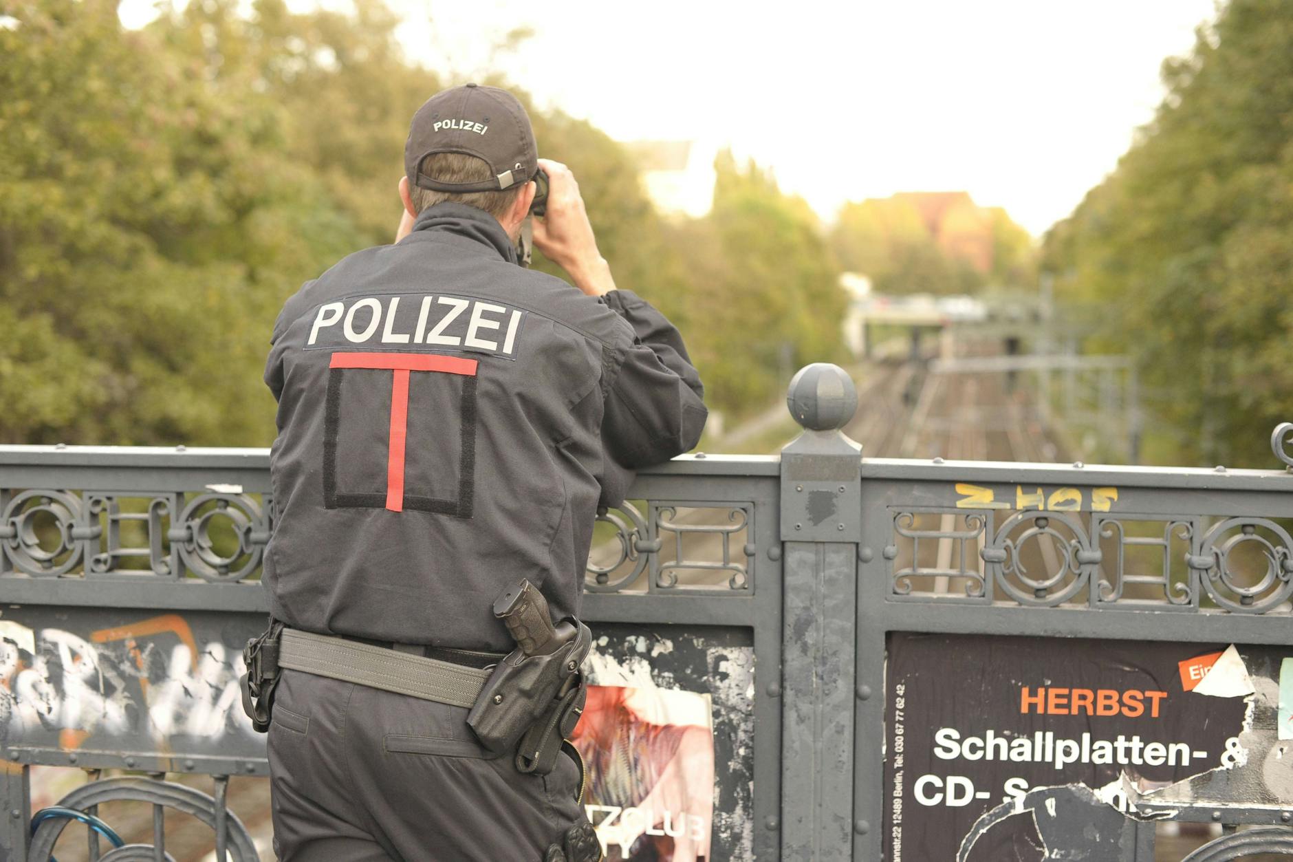 Polizisten der Bundespolizei beobachten und betreuen zur Fußball-EM verstärkt Gleisanlagen der S-Bahn in Berlin.