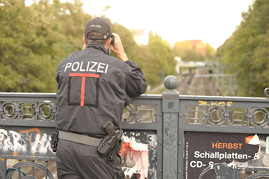 Polizisten der Bundespolizei beobachten und betreuen zur Fußball-EM verstärkt Gleisanlagen der S-Bahn in Berlin.