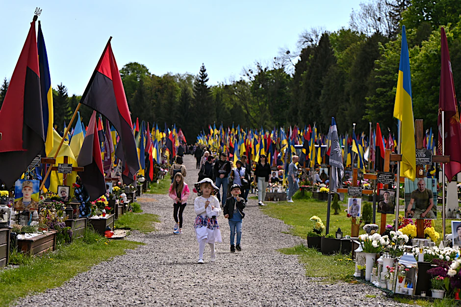 Lwiw in der Westukraine im April 2024: Nach einem Gedenkgebet für die Gefallenen auf dem Lytschakiwski-Friedhof.