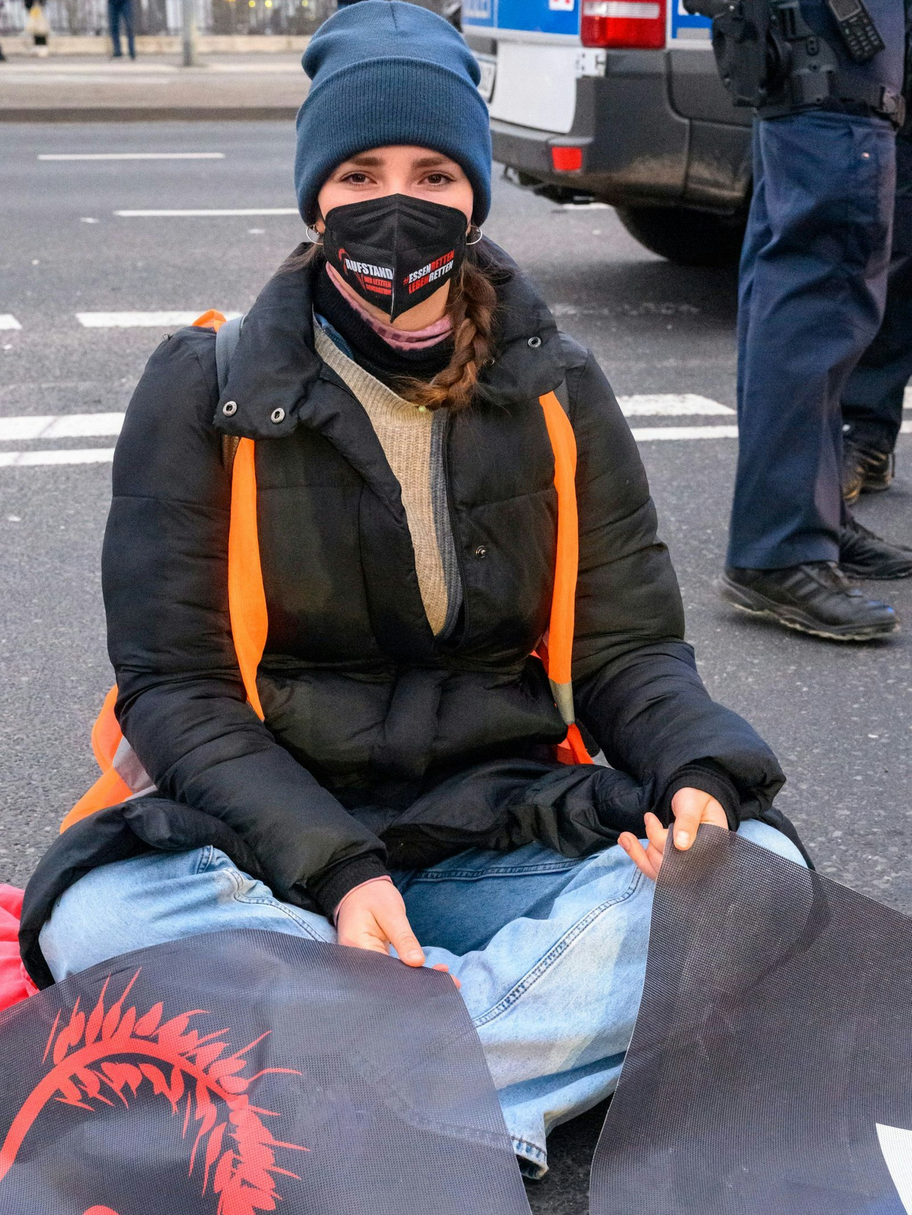 Hier blockierte Carla Hinrichs im Februar 2022 die Zufahrt zur A100 in Westend.
