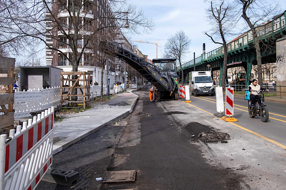 März 2024: Bauarbeiten für einen neuen breiten Radweg an der stadteinwärts führenden Schönhauser Allee