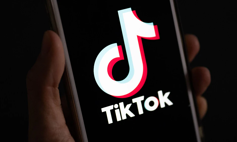 ARCHIV - Tiktok erlaubt es Nutzern, ihre Videos mit Songs zu unterlegen und geht dafür Lizenzvereinbarungen mit der Musikbranche ein.  