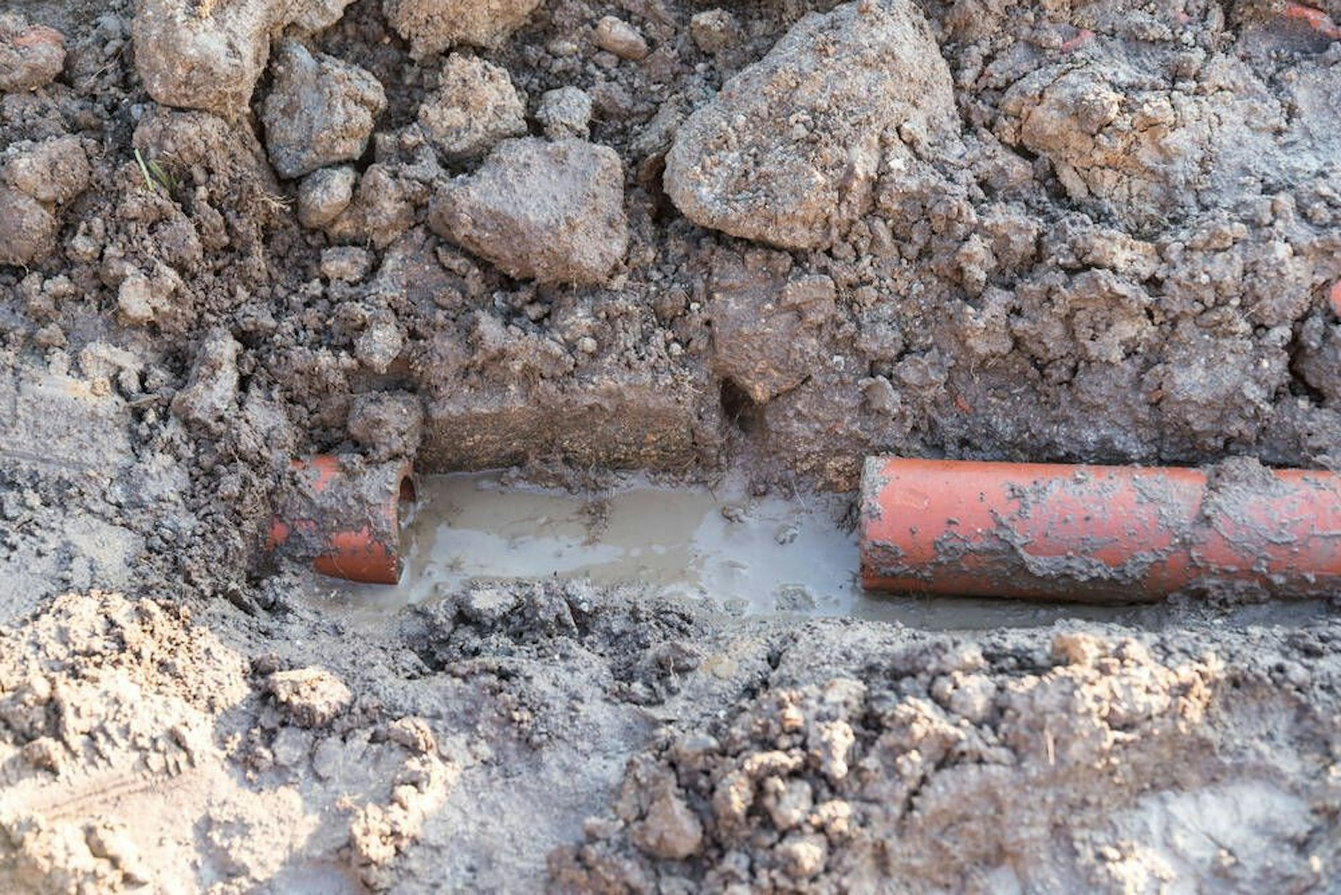 Ein Rohrschaden wie dieser ist am Sonntag in Biesdorf aufgetreten.