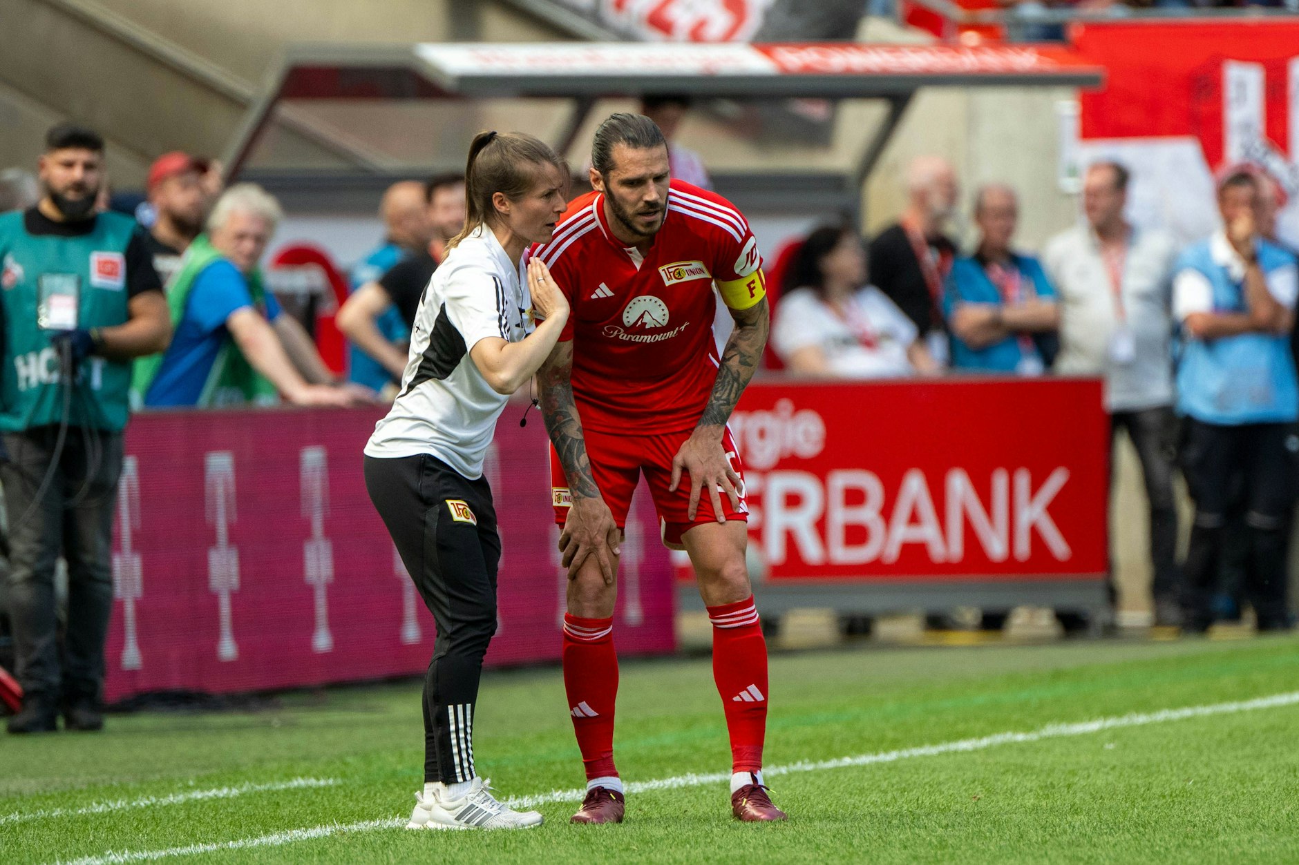 Co-Trainerin Marie-Louise Eta (l.) und Kapitän Christopher Trimmel blicken mit dem 1. FC Union Berlin in Richtung des letzten Spieltags.